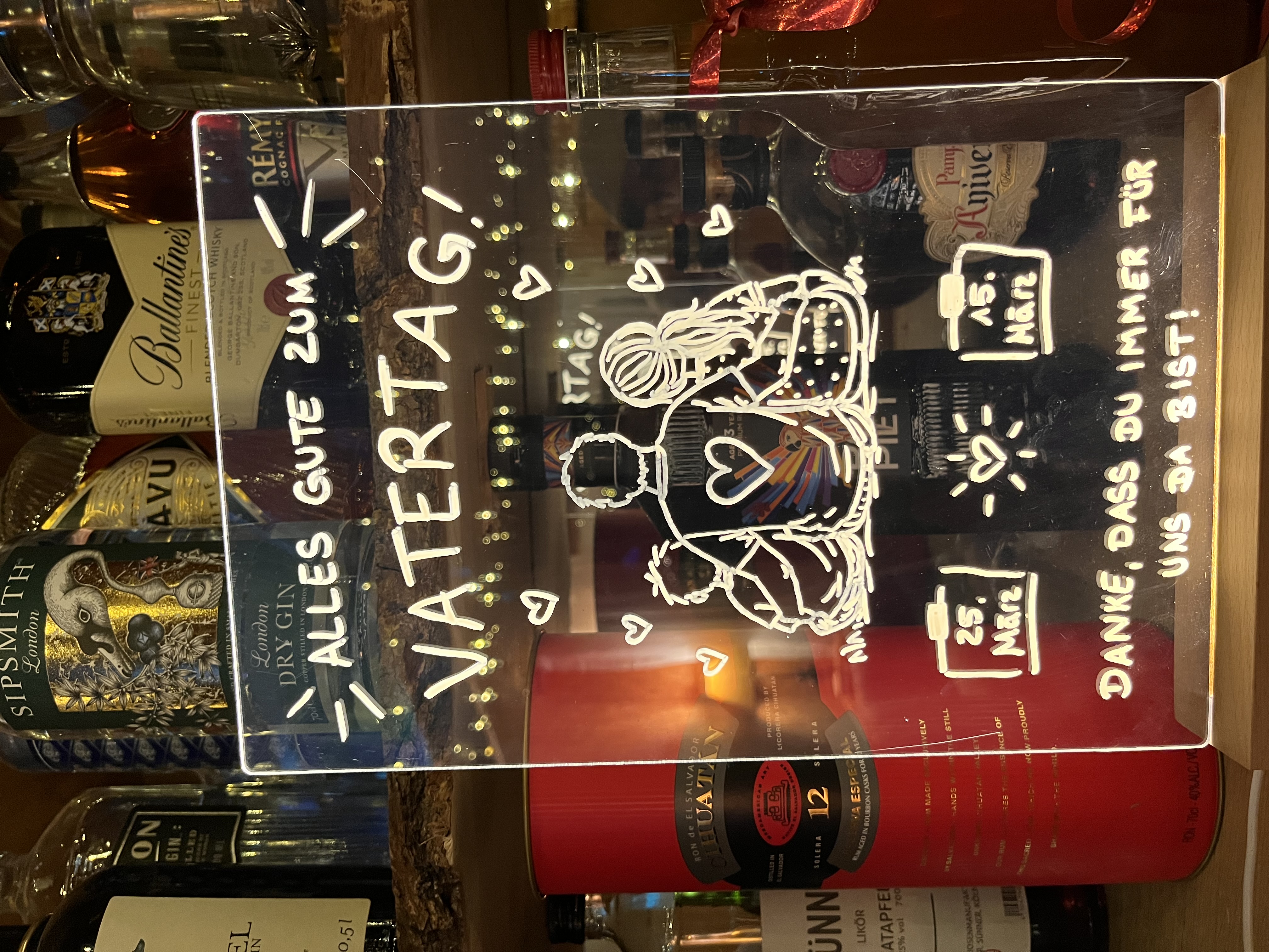 Acrylglas farblos mit Kreidestift beschriftet mit "Danke zum Vatertag" mit Kantenbeleuchtung
