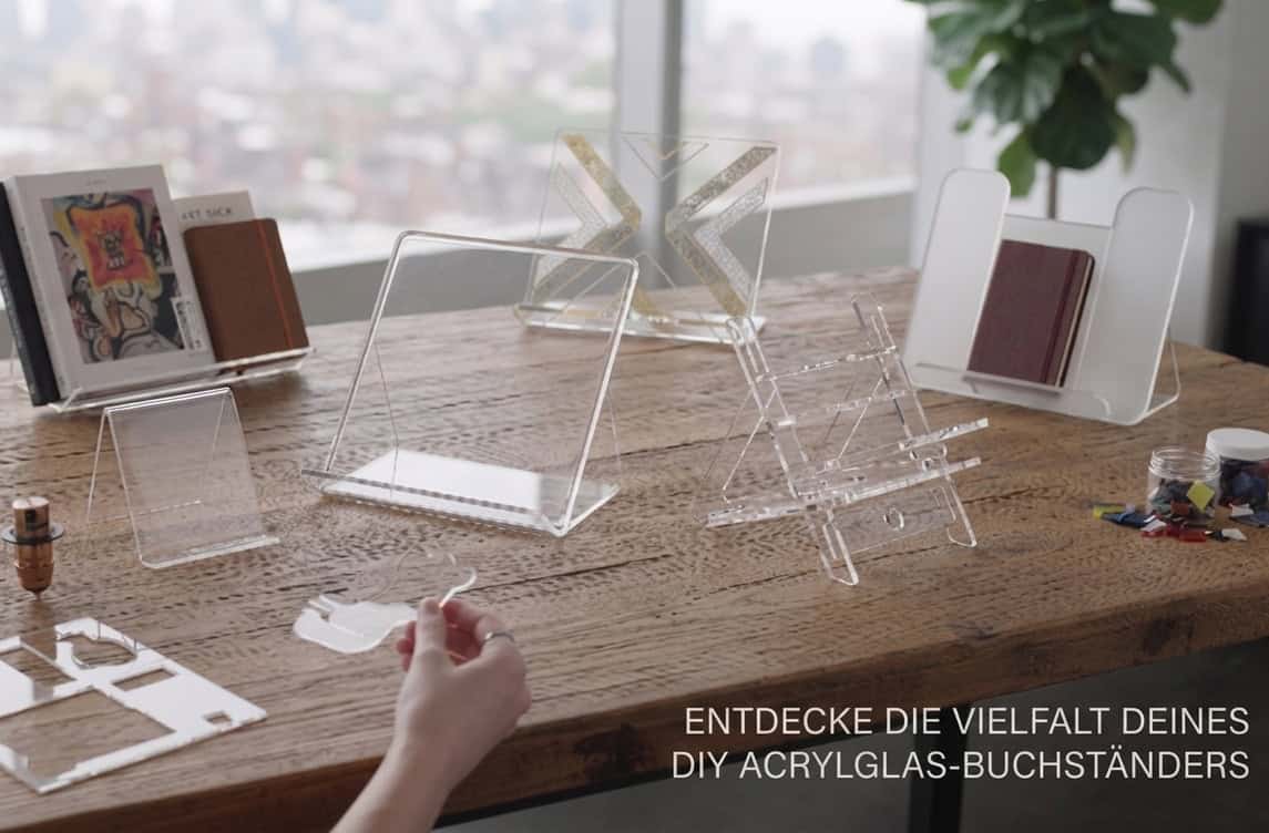 Ein Überblick über verschiedene Arten von Buchständern aus Acrylglas, darunter einfache sowie komplexere Formen.
