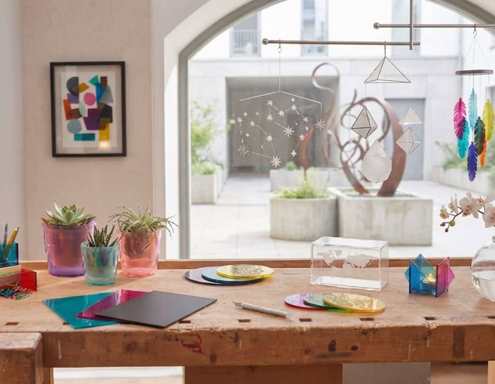 Verschiedene Formate und Formen aus buntem Acrylglas für den Bau von Dekorationen und mehr.