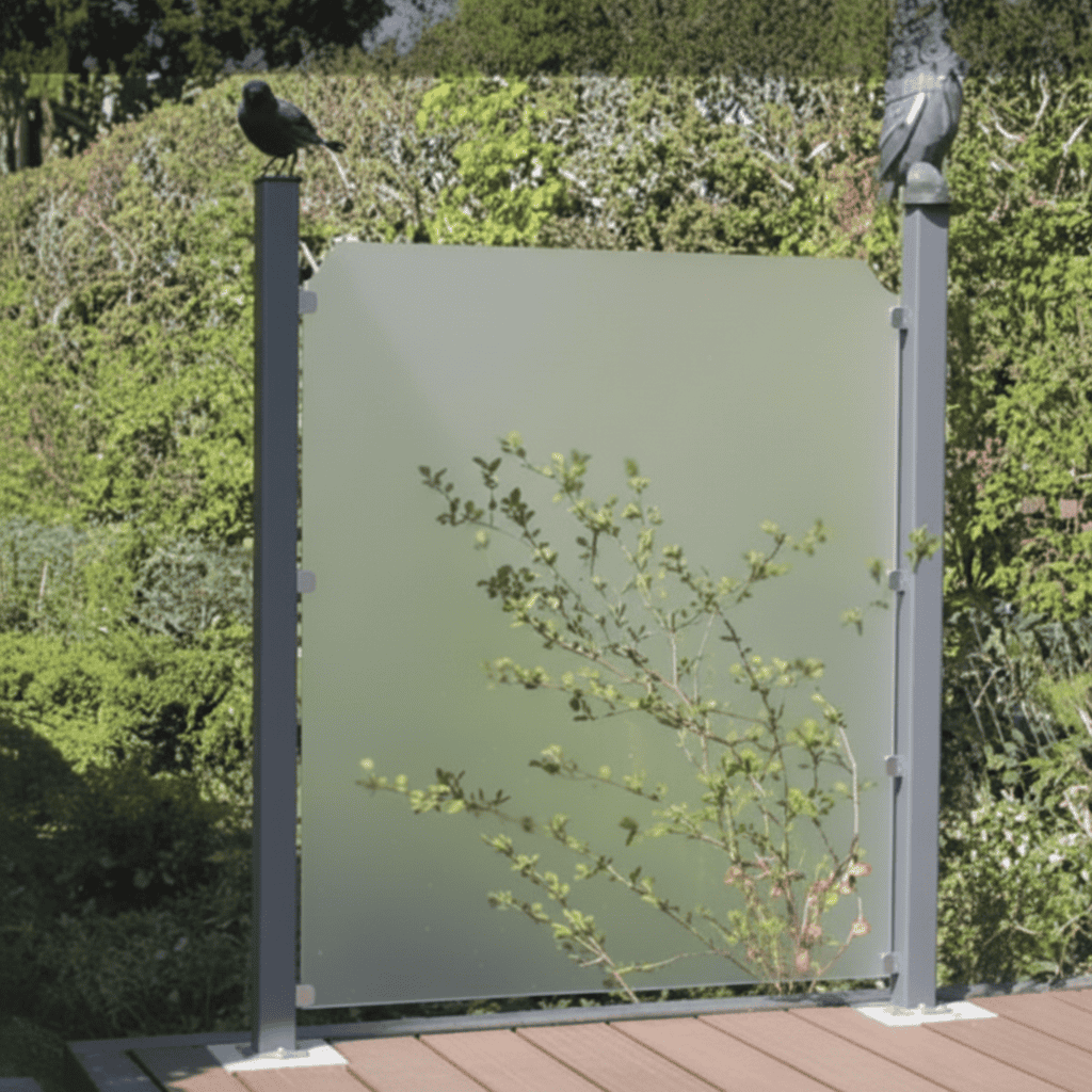 Eine satinierte Acrylglasplatte als Sichtschutz im Garten