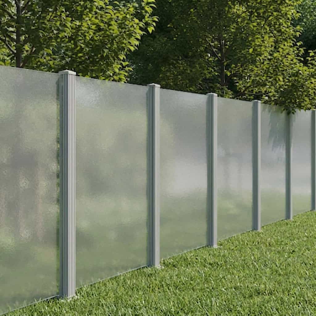 Ein einfacher Acrylglaszaun mit leicht satinierten Platten und einfachen Metallpfosten