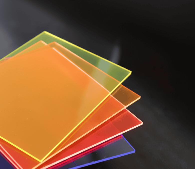 Eine Auswahl fluoreszierender Acrylglasplatten, darunter Farben wie grün, gelb, rot und blau