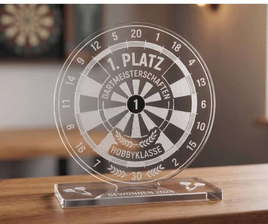 Ein Dart-Pokal aus graviertem Polycarbonat.