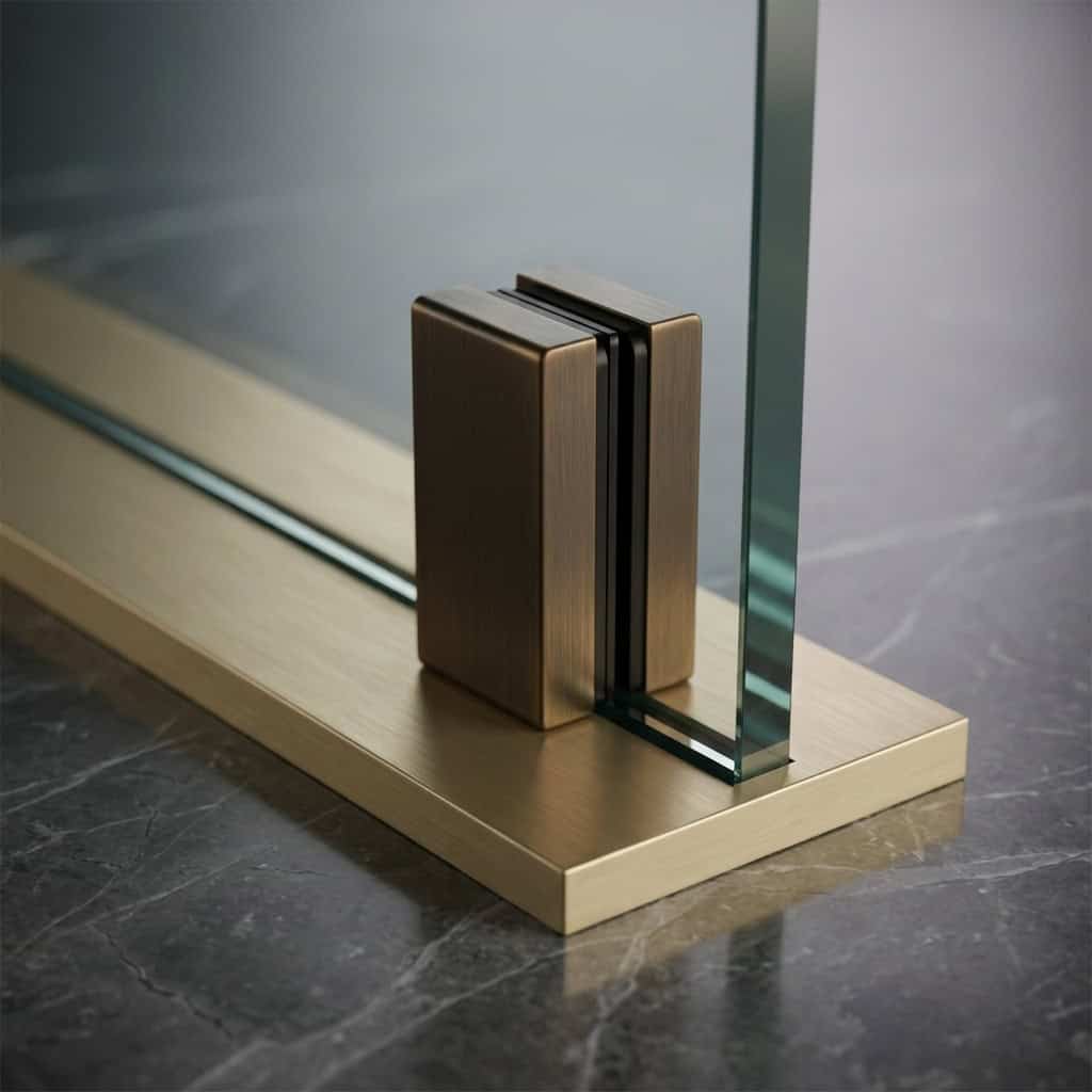 Eine transparente Acrylglasplatte welche mit Klemmhalterungen befestigt wurde