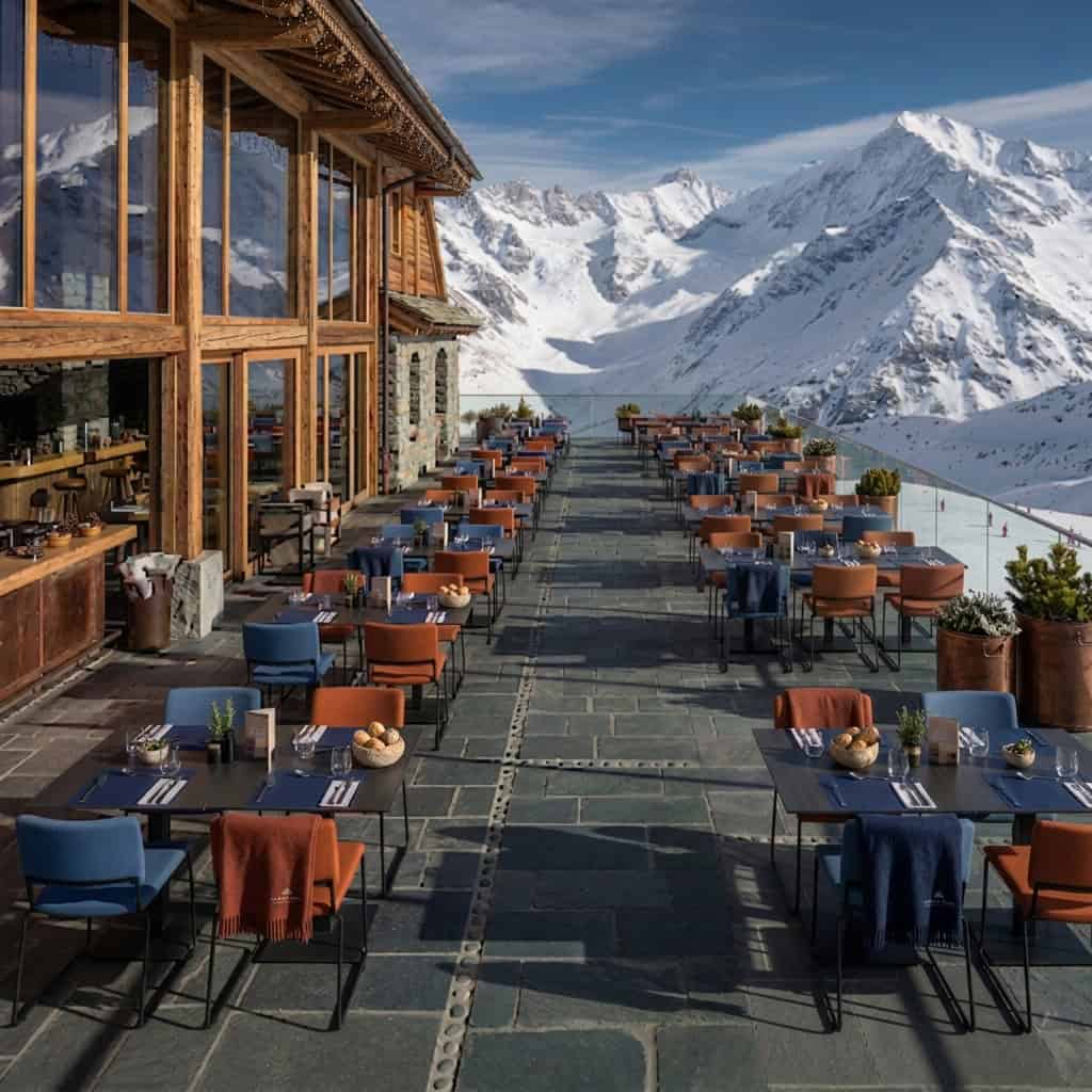 Ein Plexiglas Windschutz der auf einer Berghütte verwendet wird und die Besucher vor starken Winden schützt