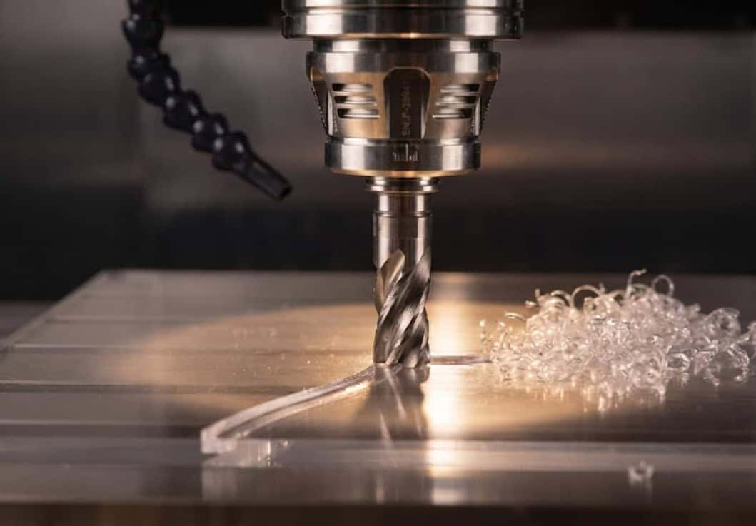 Eine Polycarbonatplatte, welche maschinell graviert wird.