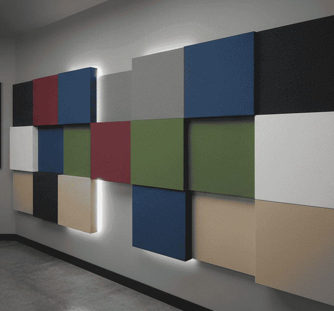 Eine Wand aus gleichförmigen Zuschnitten aus verschiedenfarbigen PVC Hartschaumplatten