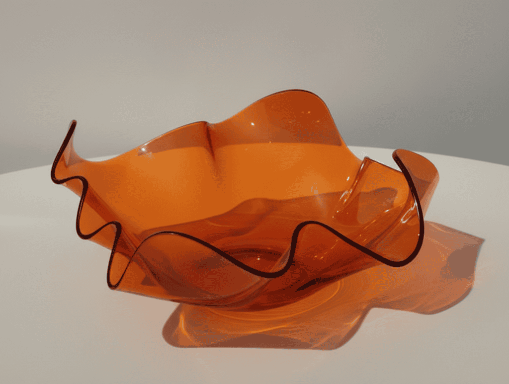 Eine orangene Schale aus verformten Plexiglas